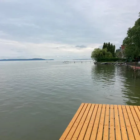 Holiday home Lakeside Apartman Balatonszarszo