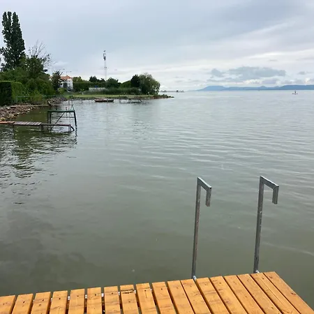 Lakeside Apartman * Balatonszarszo